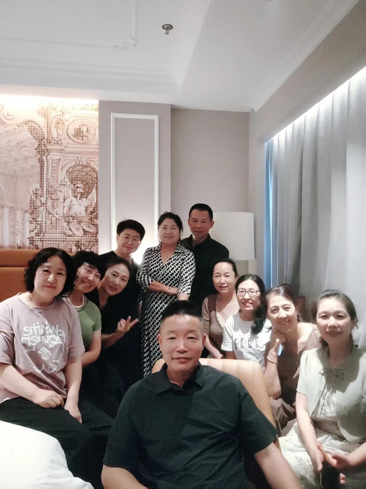 大家别看我们已经都是人到退休以后的年龄了，这是我们师范毕业的同学，基本大家如果没