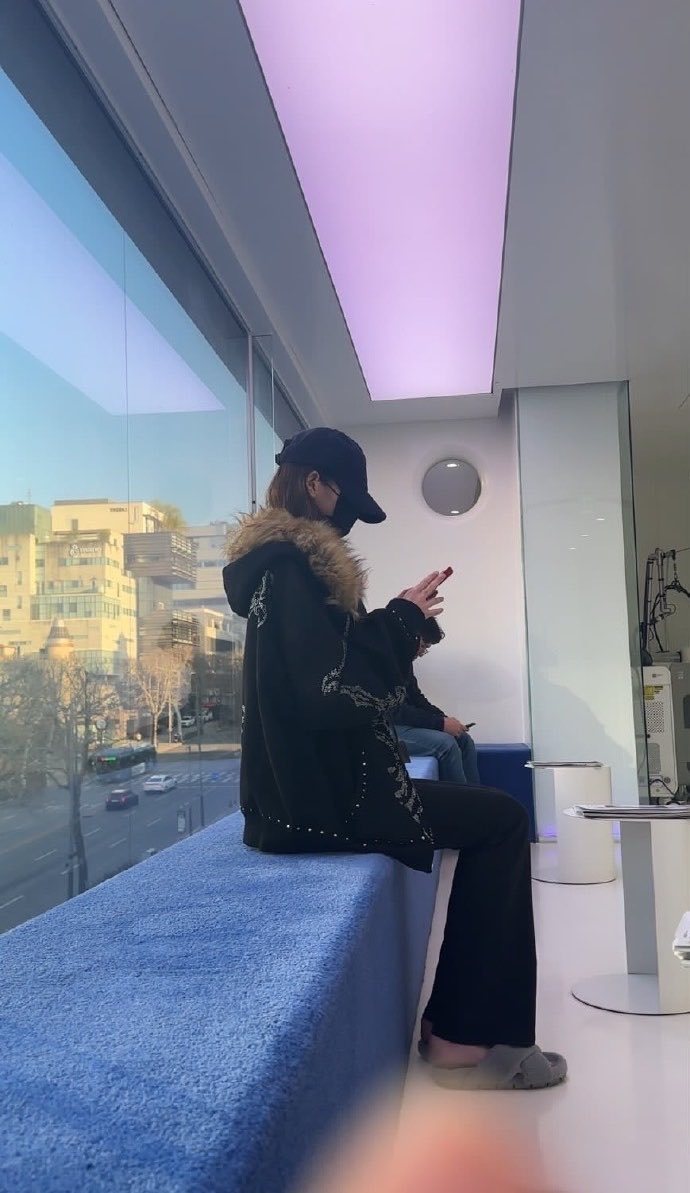 张元英被偶遇时看手机的超绝姿态张元英被偶遇时看手机的姿态张元英被偶遇时看手机的