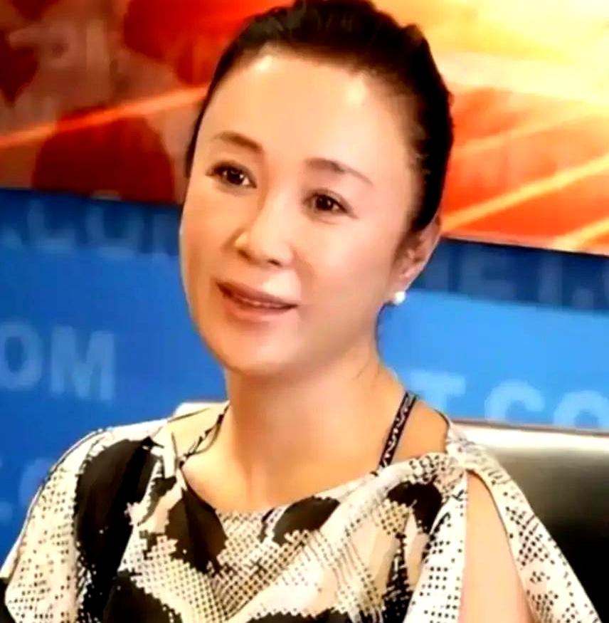 演了一辈子绝世美人，59岁的傅艺伟怎么也没想到，人生下半场迎来的竟是白发人送黑发