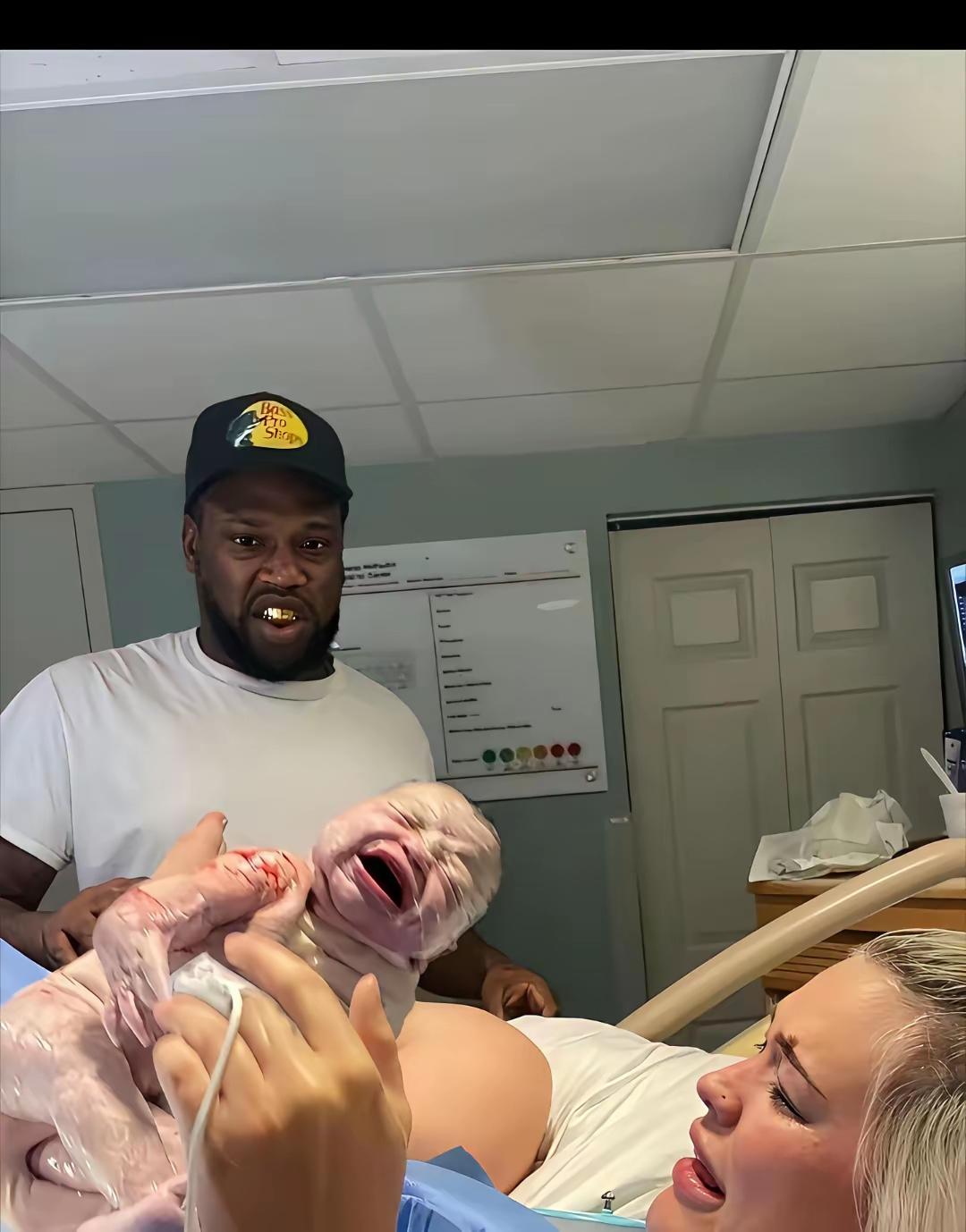 黑哥震惊了，怎么生的是白色的，一脸诧异与不解。这到底是怎么回事？美国黑人小哥