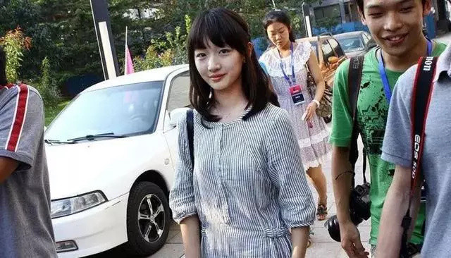 周冬雨当年大学报道照片，清纯可爱却很惊艳，清新脱俗美到极致