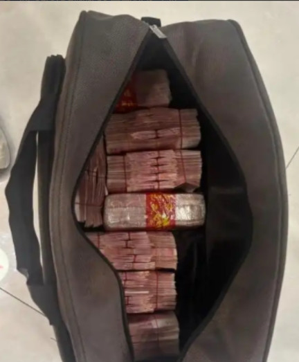 “活该她发财！”6月14日，浙江一夫妻给顾客洗完车后，捡到一个装有40万现金的手
