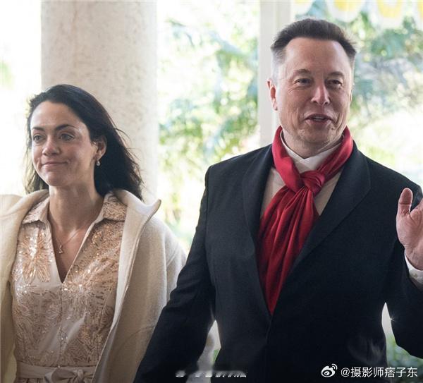 毕竟是地球首富，马斯克想要什么都能轻松（除了他那个“生儿育女”变性的大儿子）感情