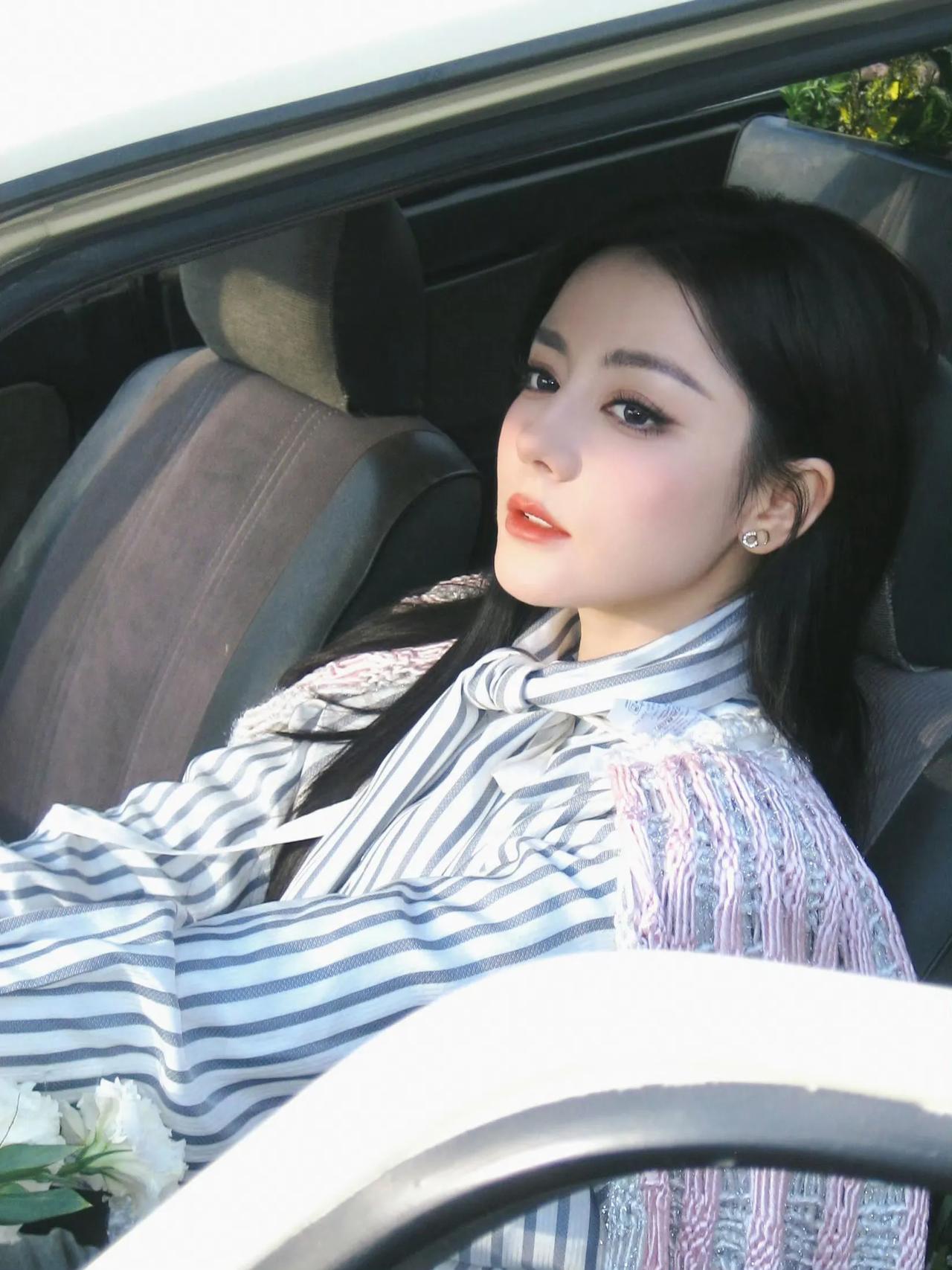 嘉行不在乎迪丽热巴已经到这个程度了吗？巴黎时装周别的艺人都能到，就迪丽热巴去