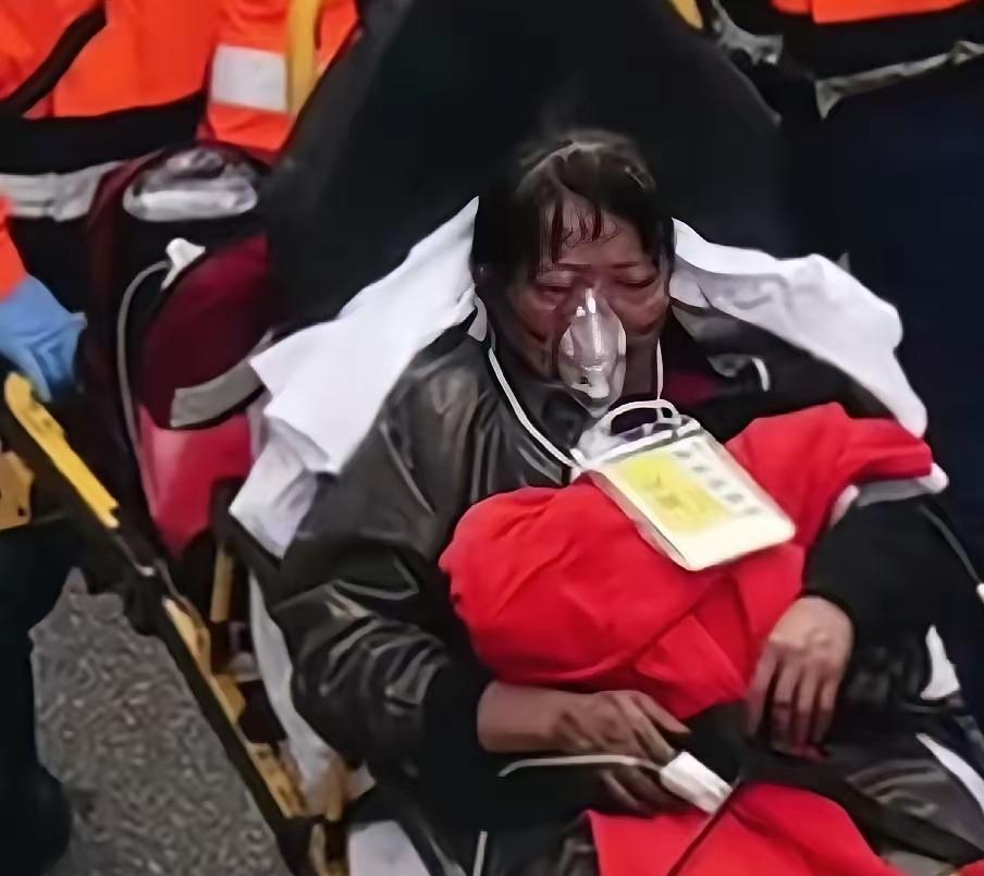 她应该是香港这场火灾里最幸运的人了吧！​这位72岁的女士，在这里居住十几年了，