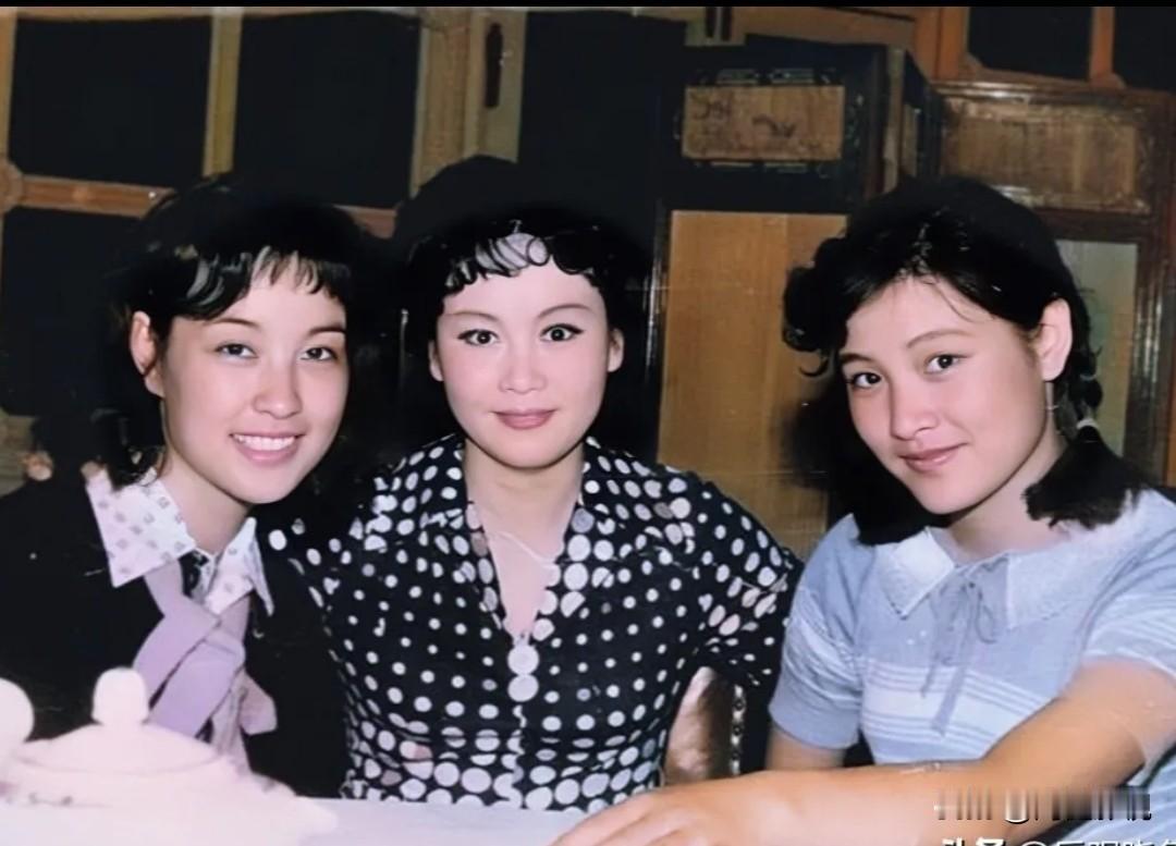 仔细看，那时的刘晓庆真是细眉飞扬，秀韵多姿！右边的是明眸善睐的陈冲，而中间的这位