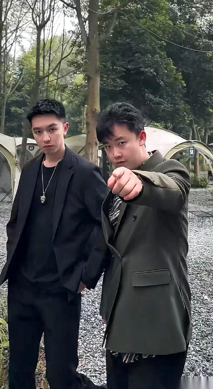老狗因为没被邀请去蛋蛋的活动，直接开播专场针对四川可乐。哪怕可乐的师父是球球，