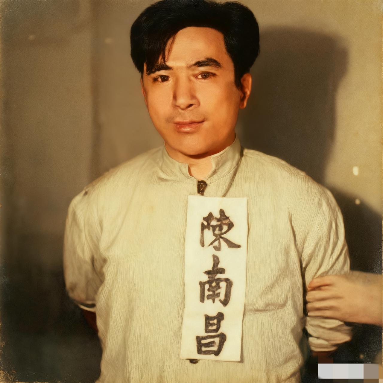 这是1957年，从国民党当局公布的档案中找到的一张照片，镜头中这个昂首挺胸，大义