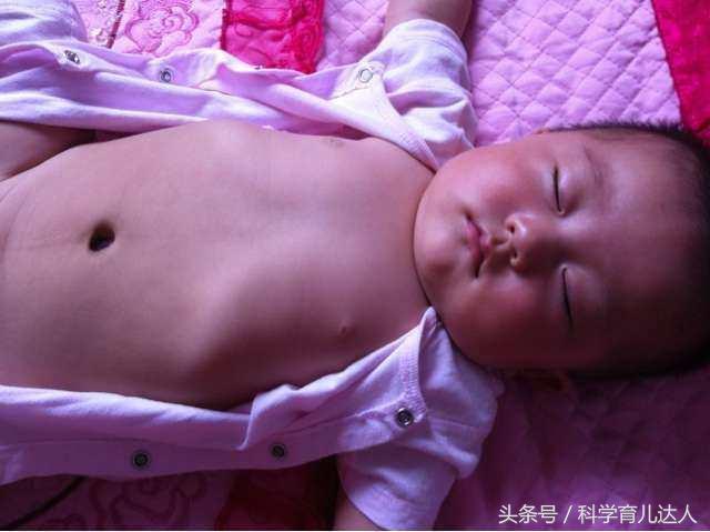 宝妈悔不当初: 给宝宝穿这样的裤子会导致肋骨外翻!