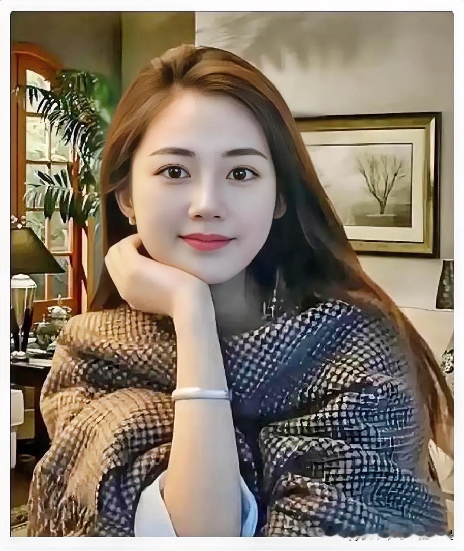 我弟追了一个女孩儿三年，人家都没答应。后来他在家人的安排下相了亲，也订了婚。订婚