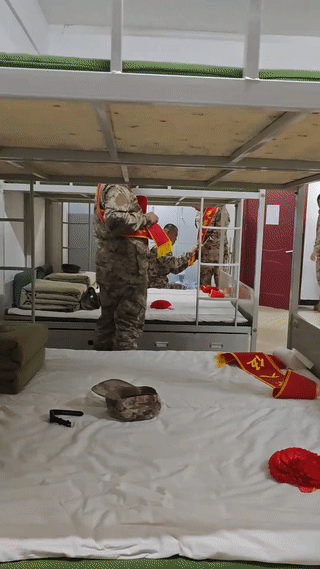 刚到“新兵连”的战士们正在宿舍里整理自己的床铺。接下来他们将迎来三个月的新兵集