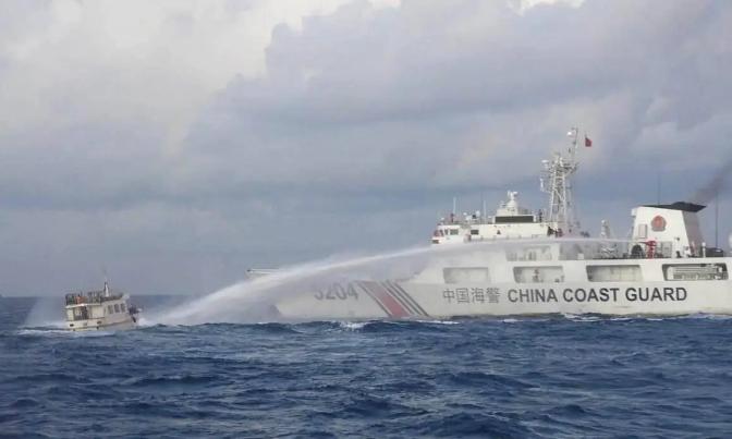 越南清楚中国强大了。它心里很害怕。怕的是侵占中国南海的那些岛礁，担心中国给收回去