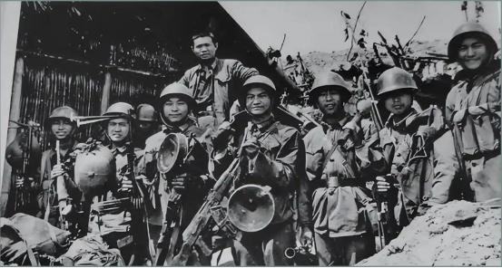 1982年，在越战中立下一等功的龙洪春，坚持娶一个入狱的女工，被取消军校保送，两