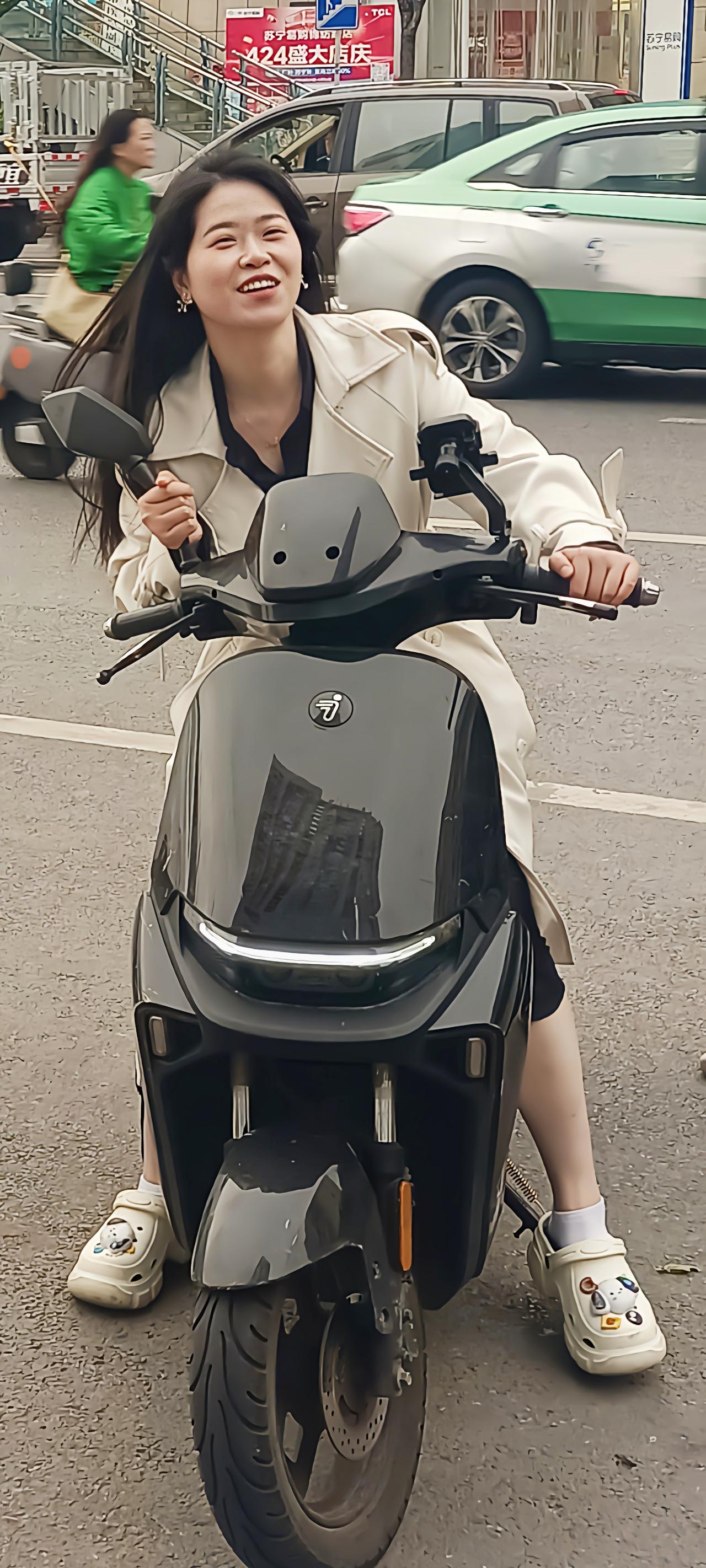 买凤梨的小妹儿分享一下你随手拍下的照片街拍美女