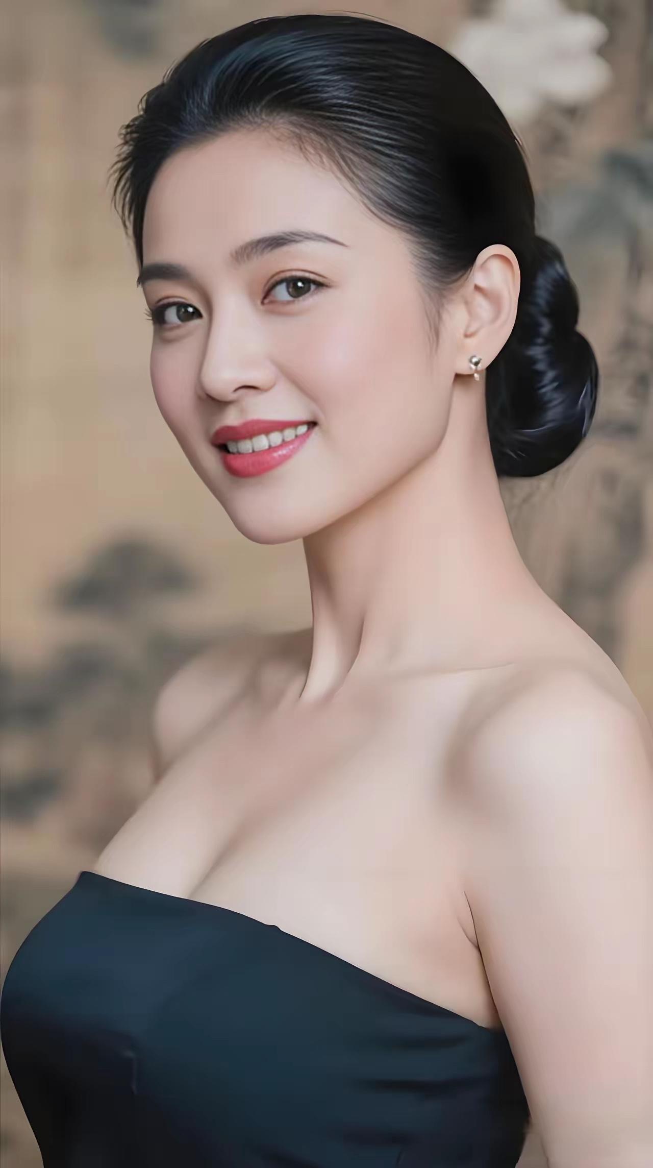 优雅黑裙，温婉微笑，气质满满。