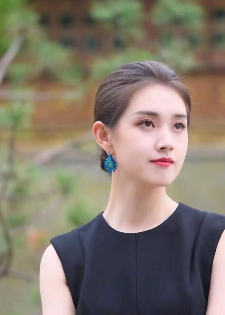 郭宇欣给所有人提了个醒，任何时候，任何情况下，在外人面前，千万千万不要不动脑
