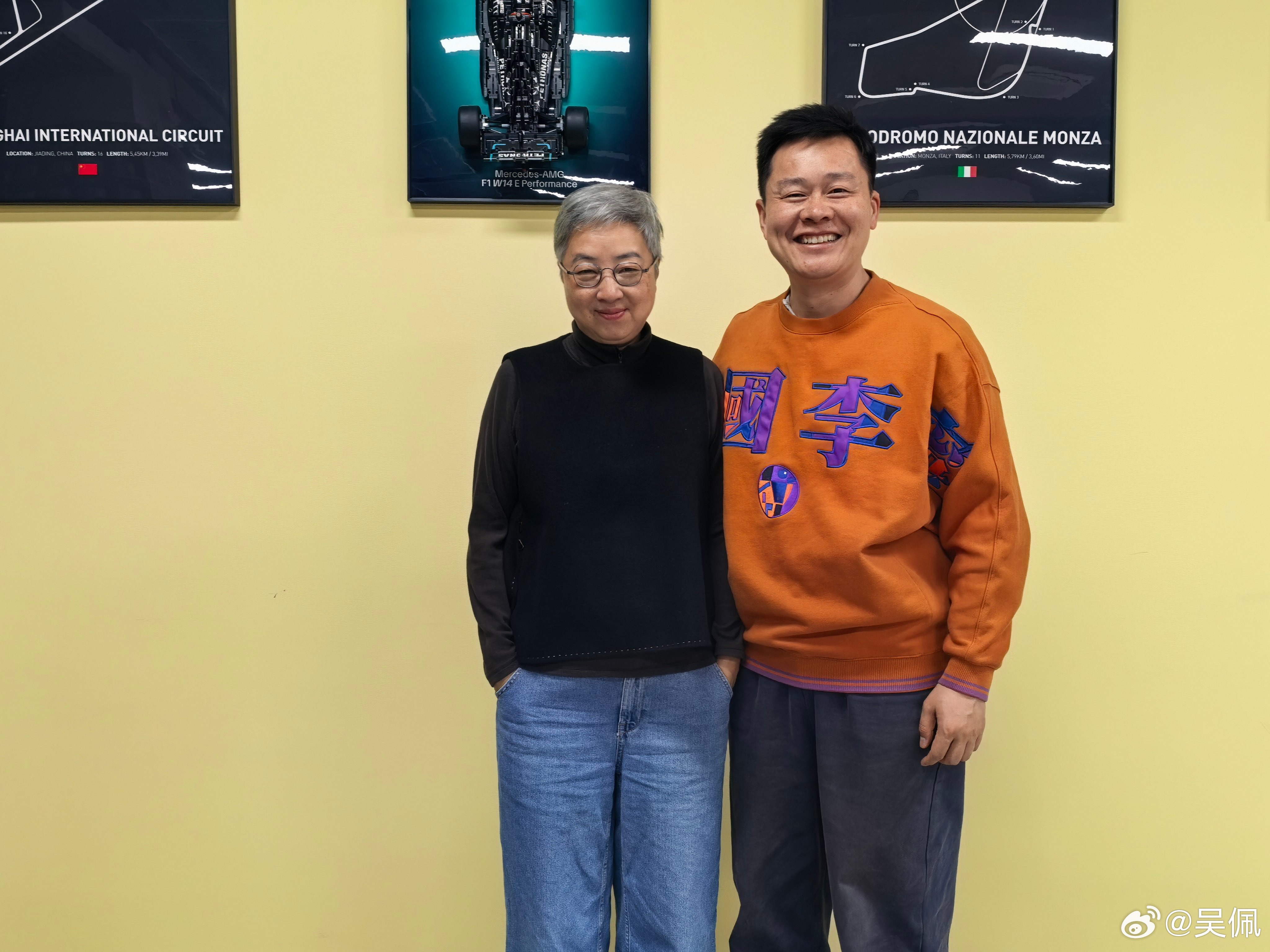 四十岁人了，站在初代老板面前还跟个小孩似的。大一那年，我给她写邮件，我说杂志里怎