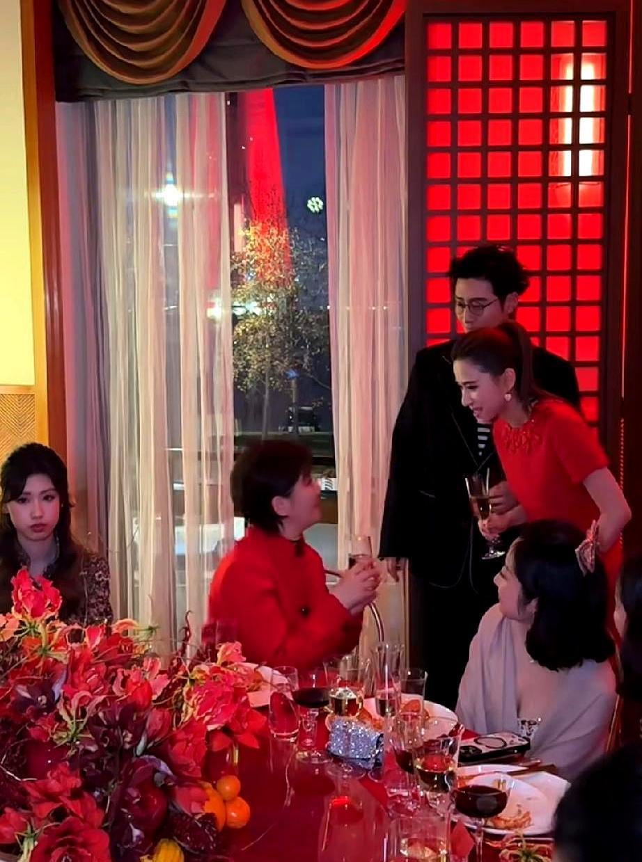 在娱乐圈，弯腰比站直更需要勇气。昨晚的酒局，窦骁何超莲夫妇给徐帆敬酒。何超莲