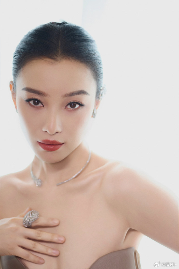 倪妮大光明大红唇的杀伤力大红唇遇上裸粉鱼尾裙，倪妮这身造型杀疯了！蕾丝雕花柔