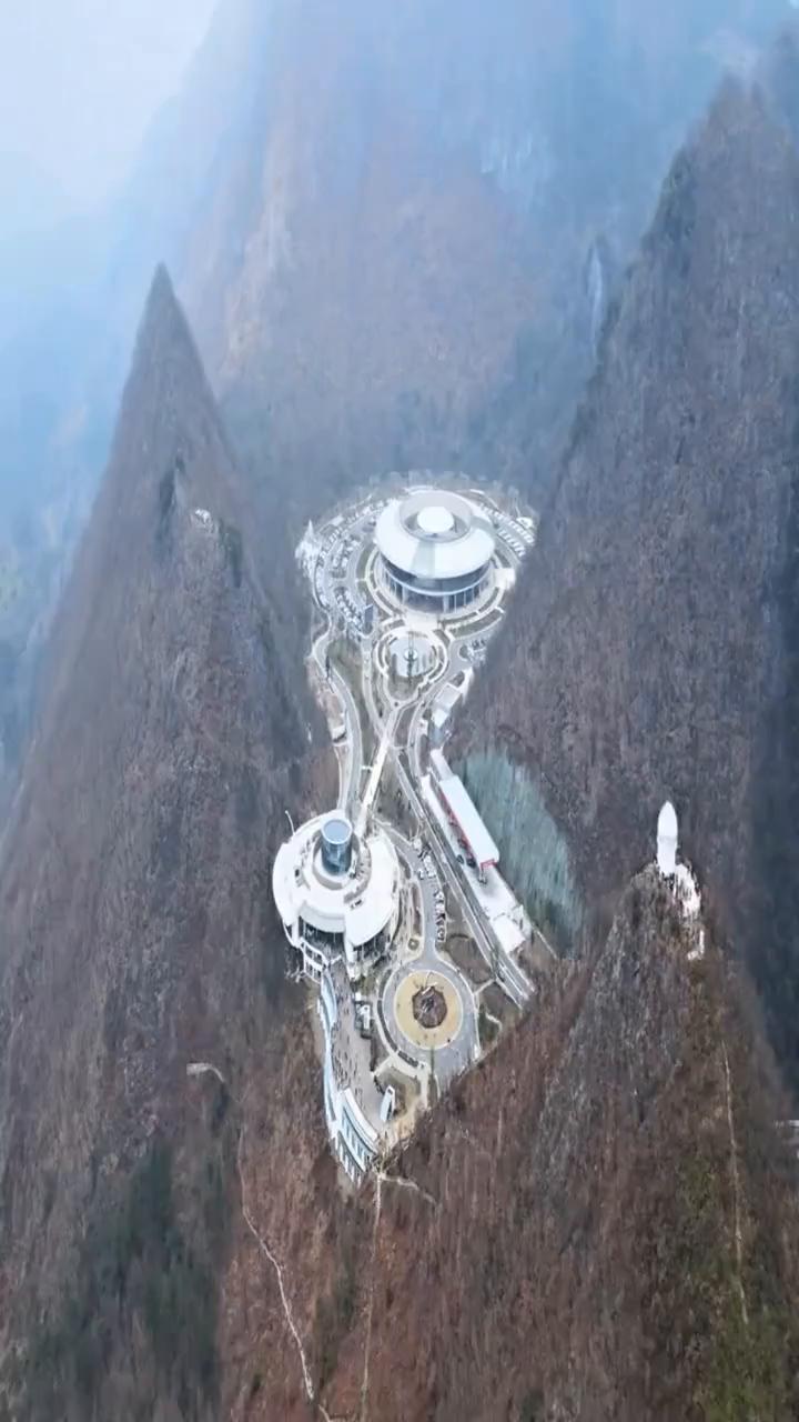 贵州喀斯特深山里的高速服务区，哪位设计者设计的简直太有才了。网友纷纷评论：酷似外