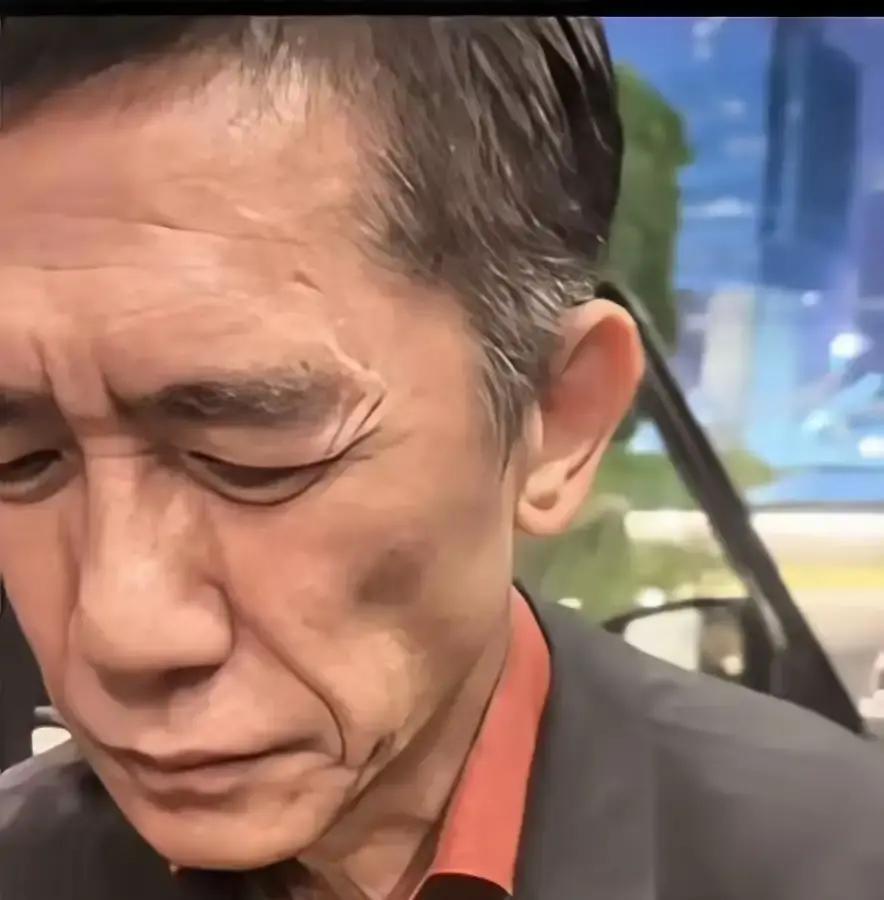 梁朝伟一露面，很多人先愣住了64岁了，他自己也说，记性不如从前了年轻时，一摞