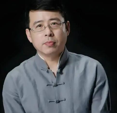 “中国就该向全世界鞠躬道歉，给全世界添麻烦了！”2020年，央视名嘴、著名主持人