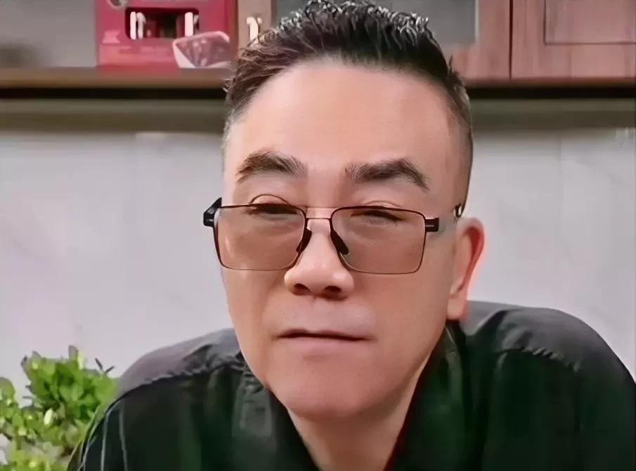感觉杨议终于说实话了。他在直播时说自己拍电视剧赔了3000多万，开美术馆又赔了7