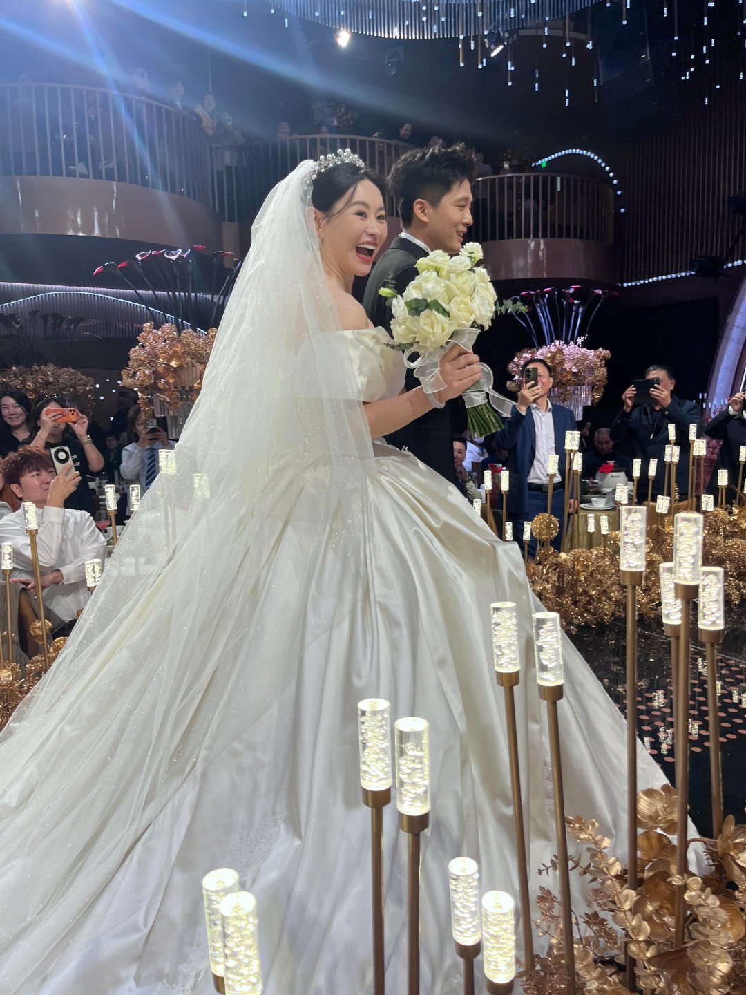  他见证的不仅是一场婚礼，更是彼此青春里的互相托举。再就业男团的隔空祝福，新人