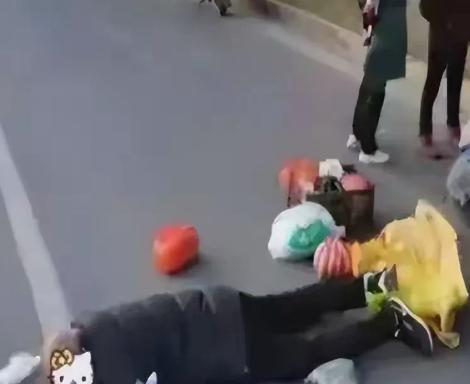 “路过也要被讹得倾家荡产？”山东，一路人发现老人摔倒地，因担心被讹便摇头离开，陆