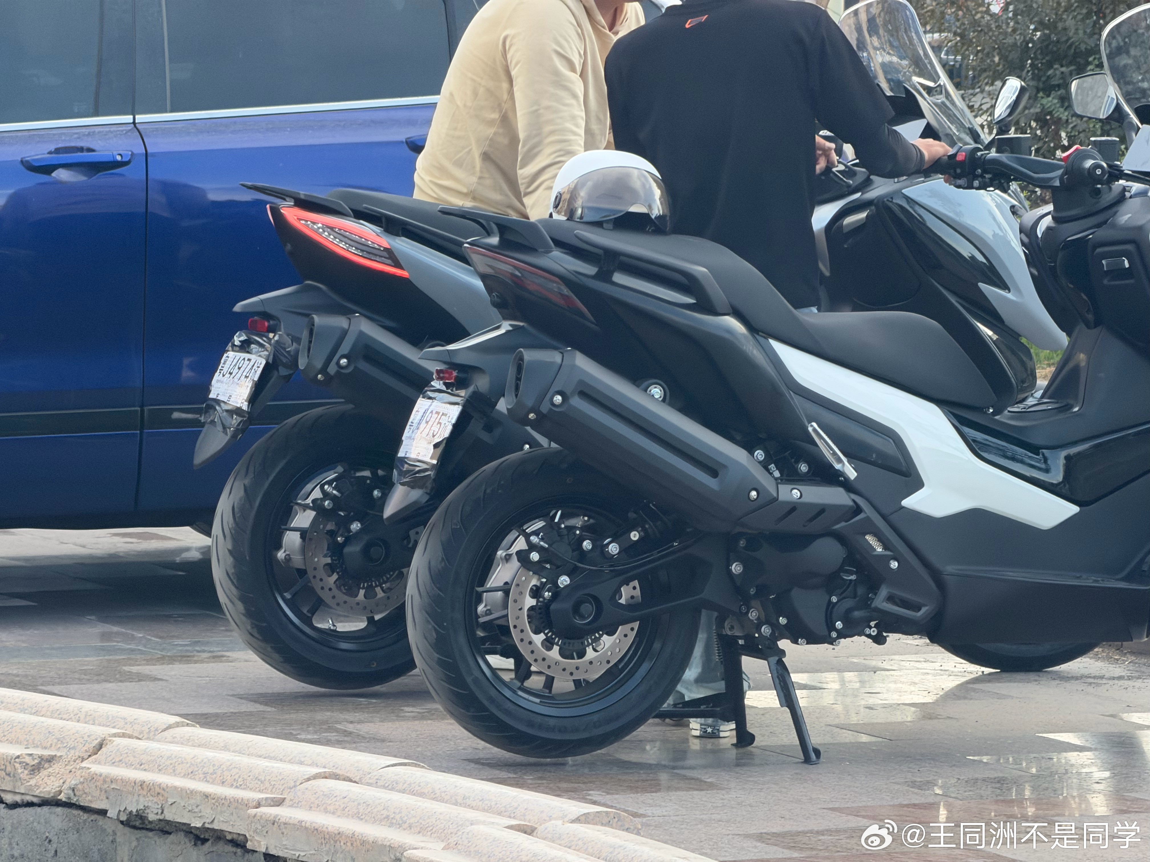 升仕的测试车？看起来是个大排量踏板声浪很绵密，肯定双缸，像本田双缸那种哨声，后轮