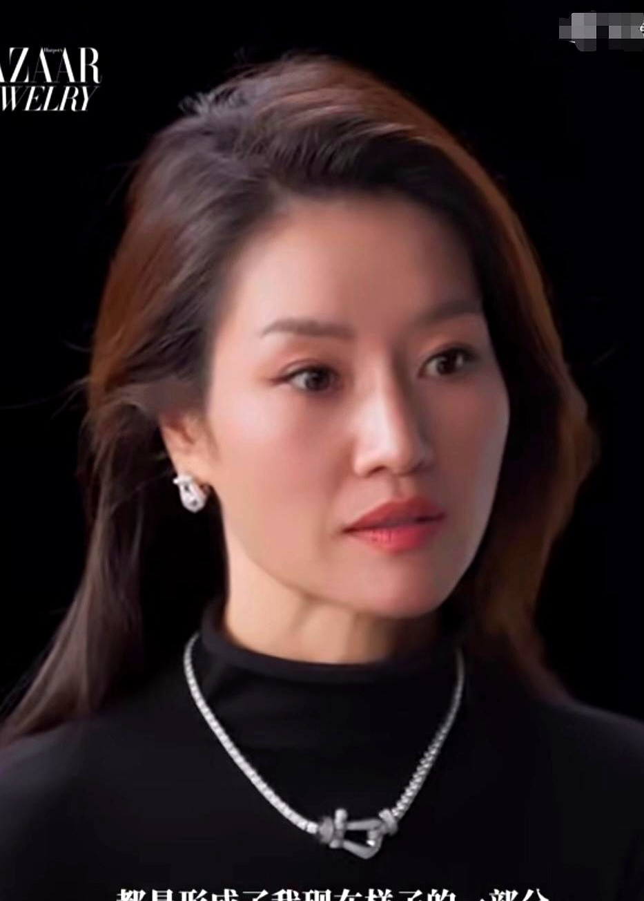 李娜近照一出来，评论区直接炸了。谁能想到，郑钦文夺冠的喜讯，反倒把这位退役多年