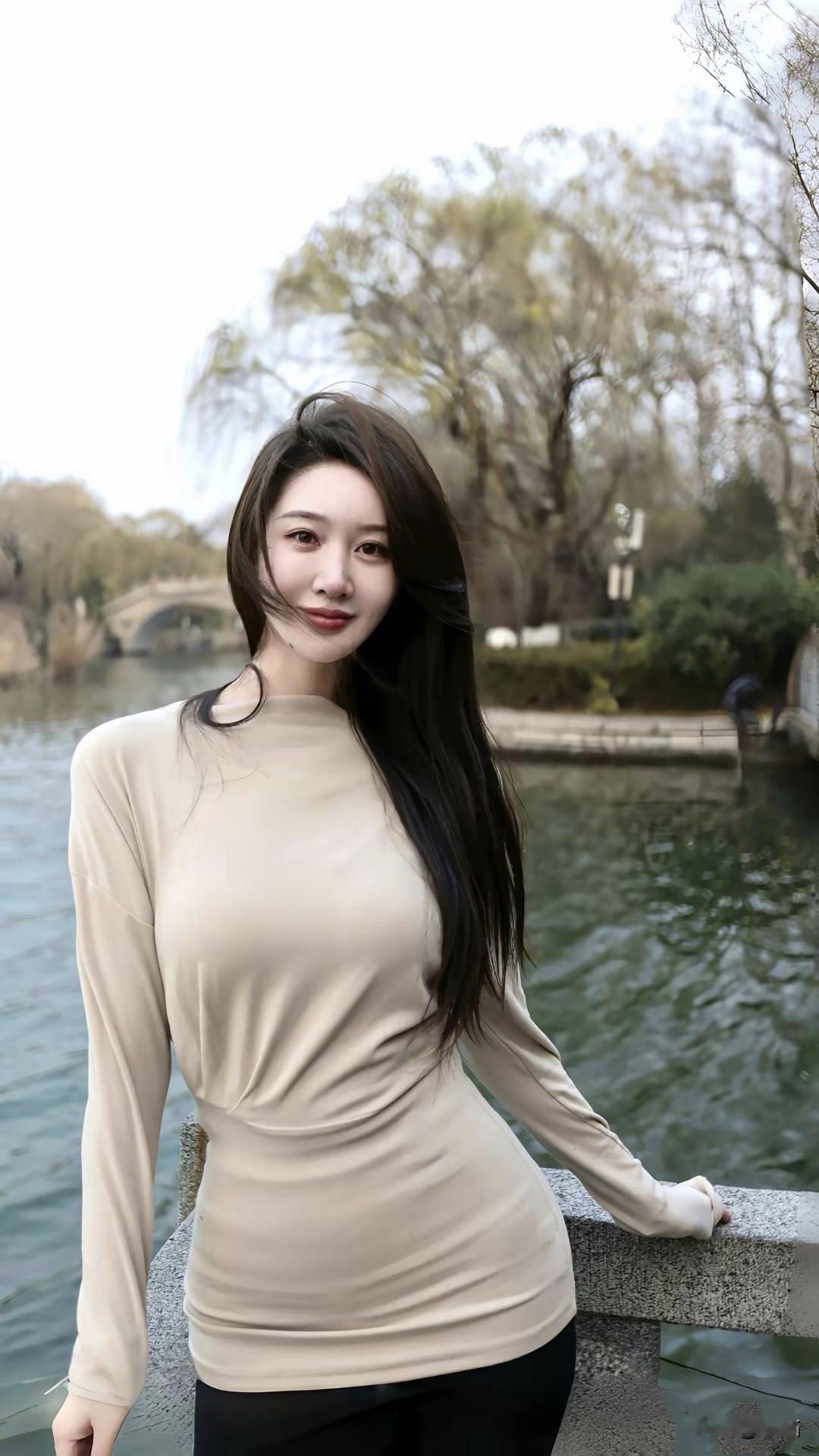 美图欣赏，看图写诗《巷陌春晴》七言绝句：浅衫曳影过春堤，柳色如烟映水西