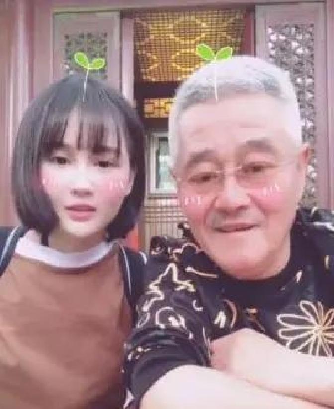 球球在直播间哭着说，以前那个天天黏着她的闺蜜，出门吃喝玩乐全刷她的卡，一句“谢谢