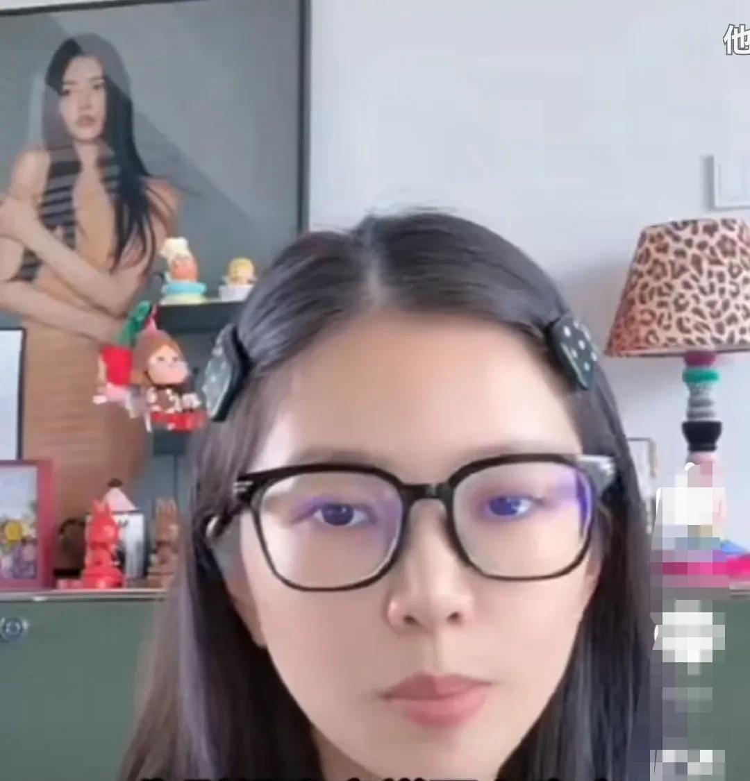 网友肯定的认为杜淳老婆王灿会生二胎。王灿本人在直播间里说：“不要这么肯定。”1