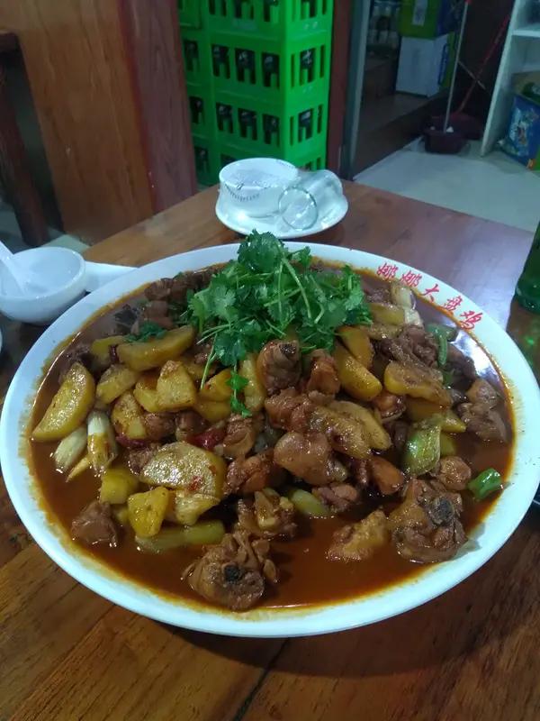 吃顿大盘鸡给差评，竟被骂“学历低只能送外卖”？店家嚣张结局大快人心！家人们