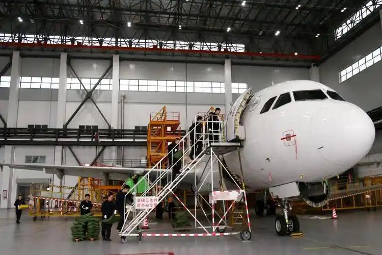 南航退役的波音737-700在贵阳机场拆解，本以为是拆废铁，结果发动机舱里，直接