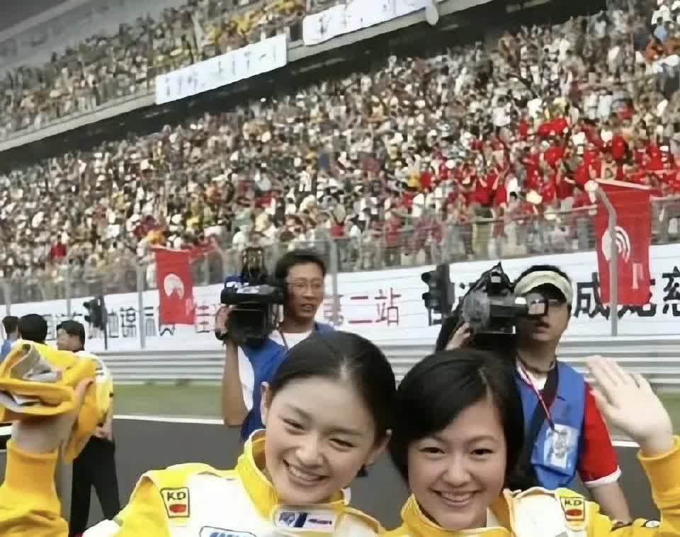 小s二女儿近日结接受采访时说，妈妈还是没有走出失去姐姐的伤痛。然而有网友