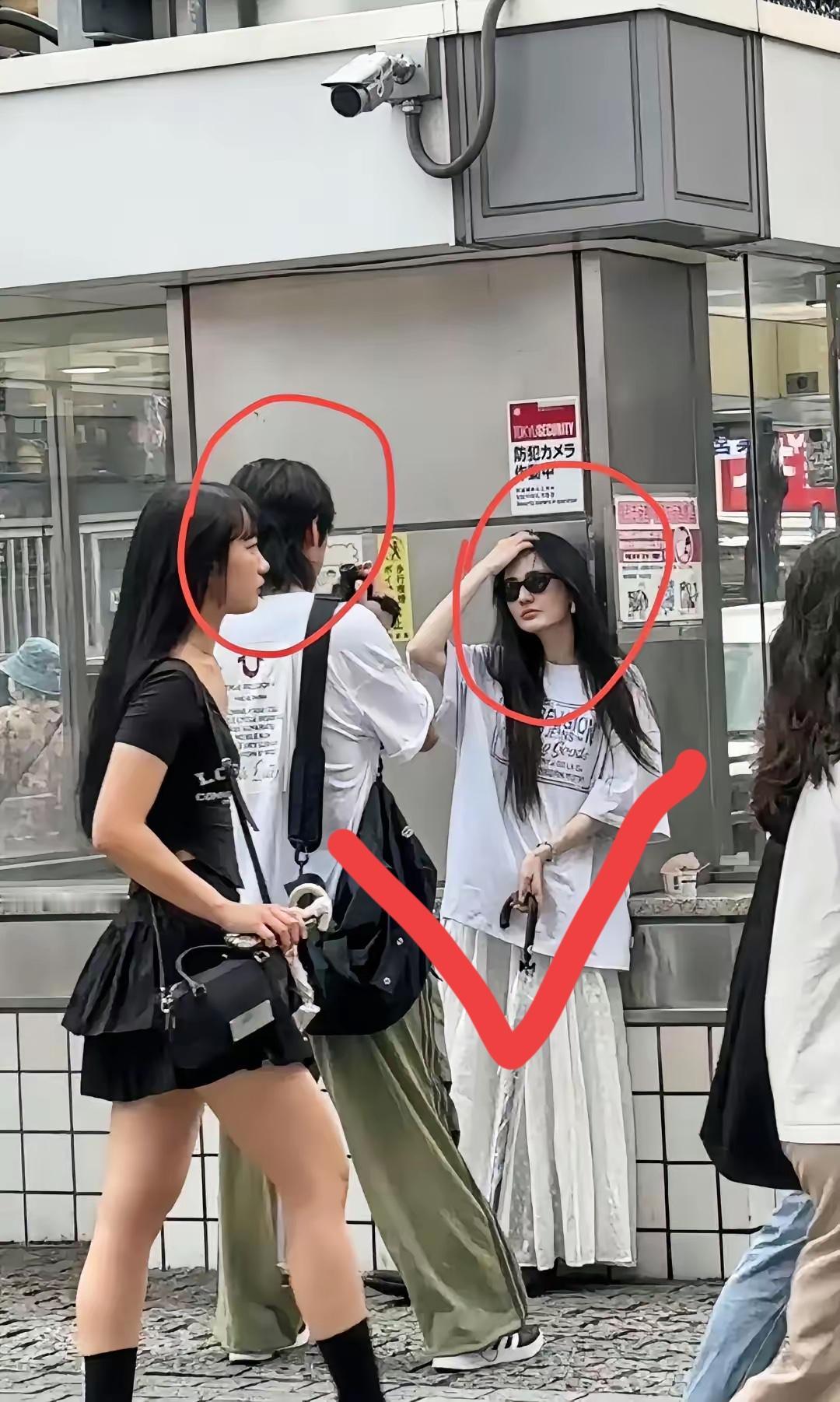 徐璐这波，彻底和过去“分手”！你看徐璐，搂着小五岁男友在日本甜蜜拍照，张铭恩