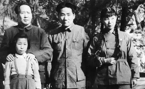 1972年，李讷生活困难，向父亲求助。秋日将尽的1975年，中南海的夜色