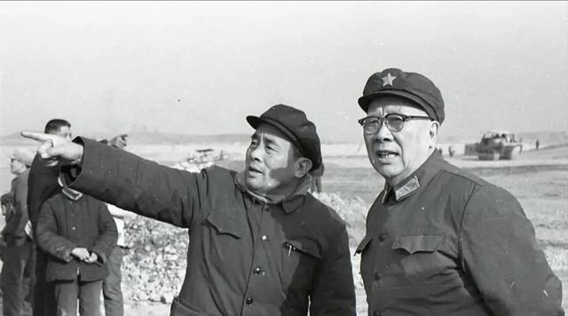 1984年9月，曾思玉退休后到大连一座水库钓鱼。钓着钓着，水库的负责人走过来说：