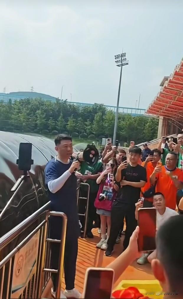 快讯山东泰山全队按计划启程，奔赴青岛，备战关键6分卡位战。在今天上午
