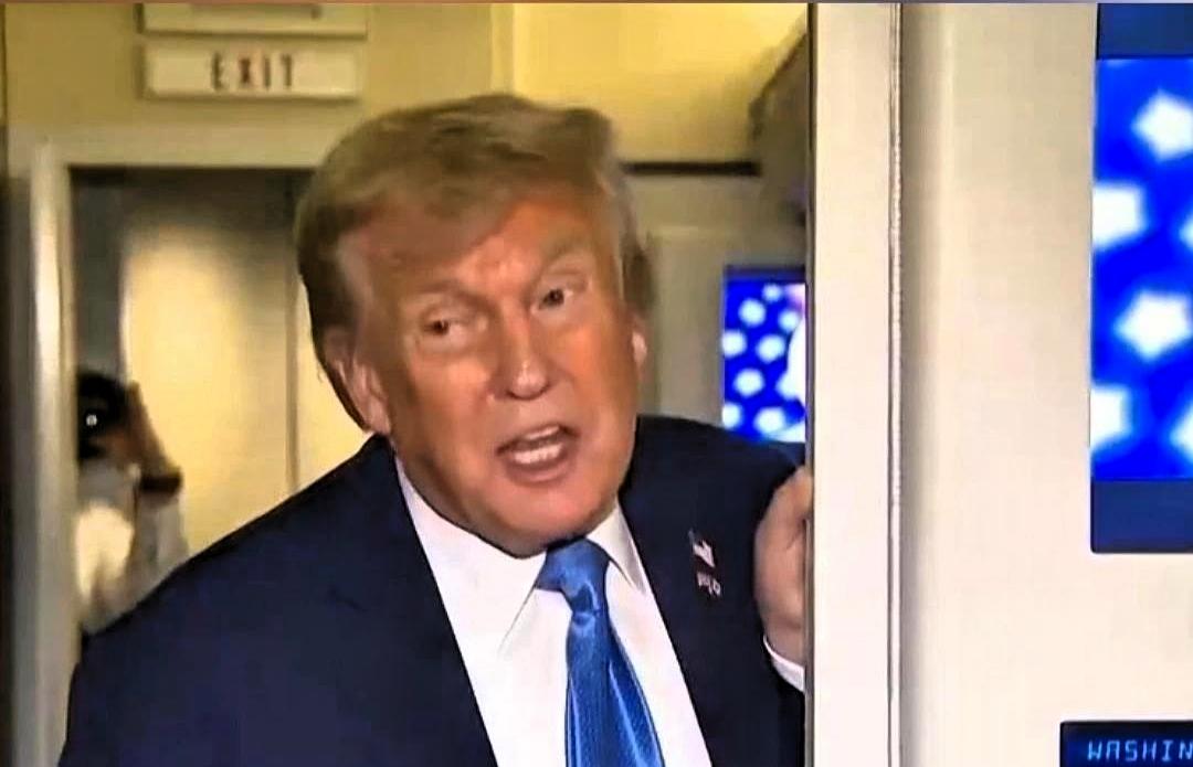 懂王这回是真急眼了，手里拿的哪是橄榄枝，分明是装修队的大铁锤！眼看自家那套“