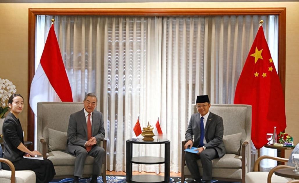 亲美国变脸，来向中国要好处了！签五年重磅协议，条条涉及军队！印尼过去跟美国买装备