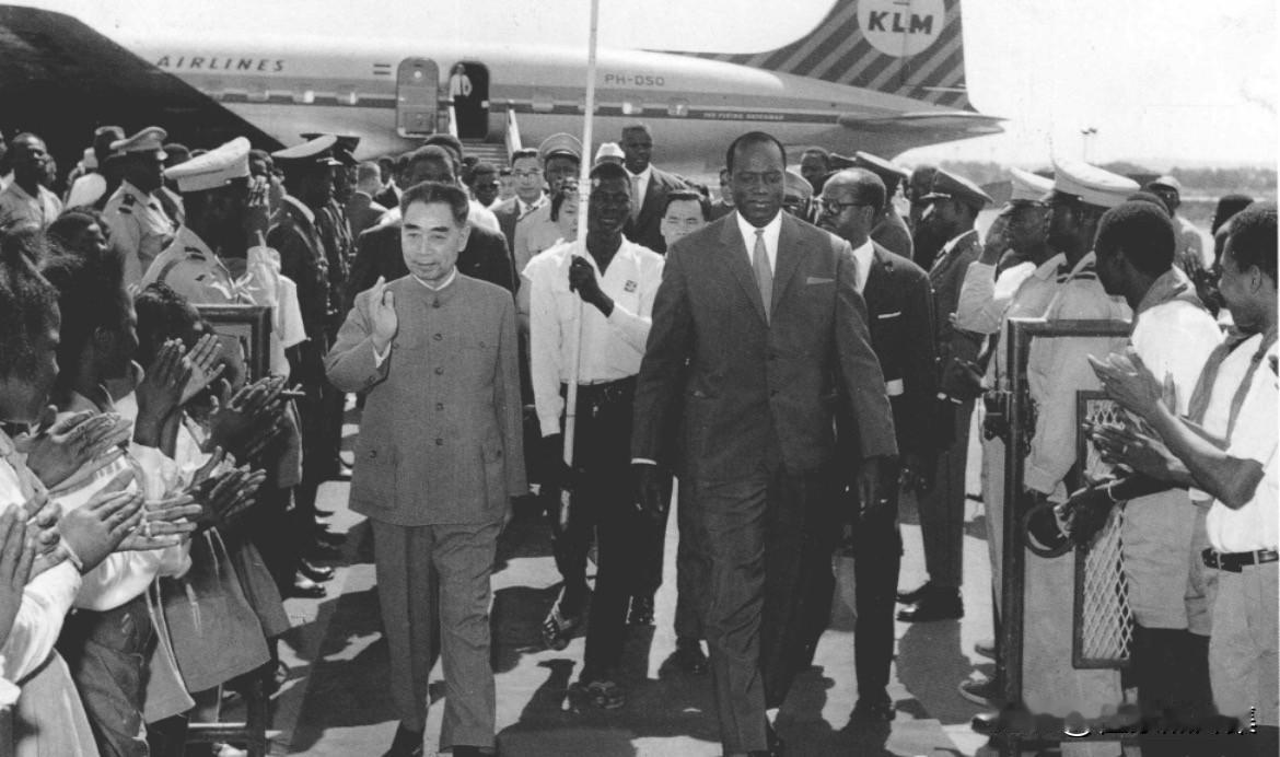 1964年1月16日，国务院总理周恩来与副总理兼外交部长陈毅率领中国政府代表团抵