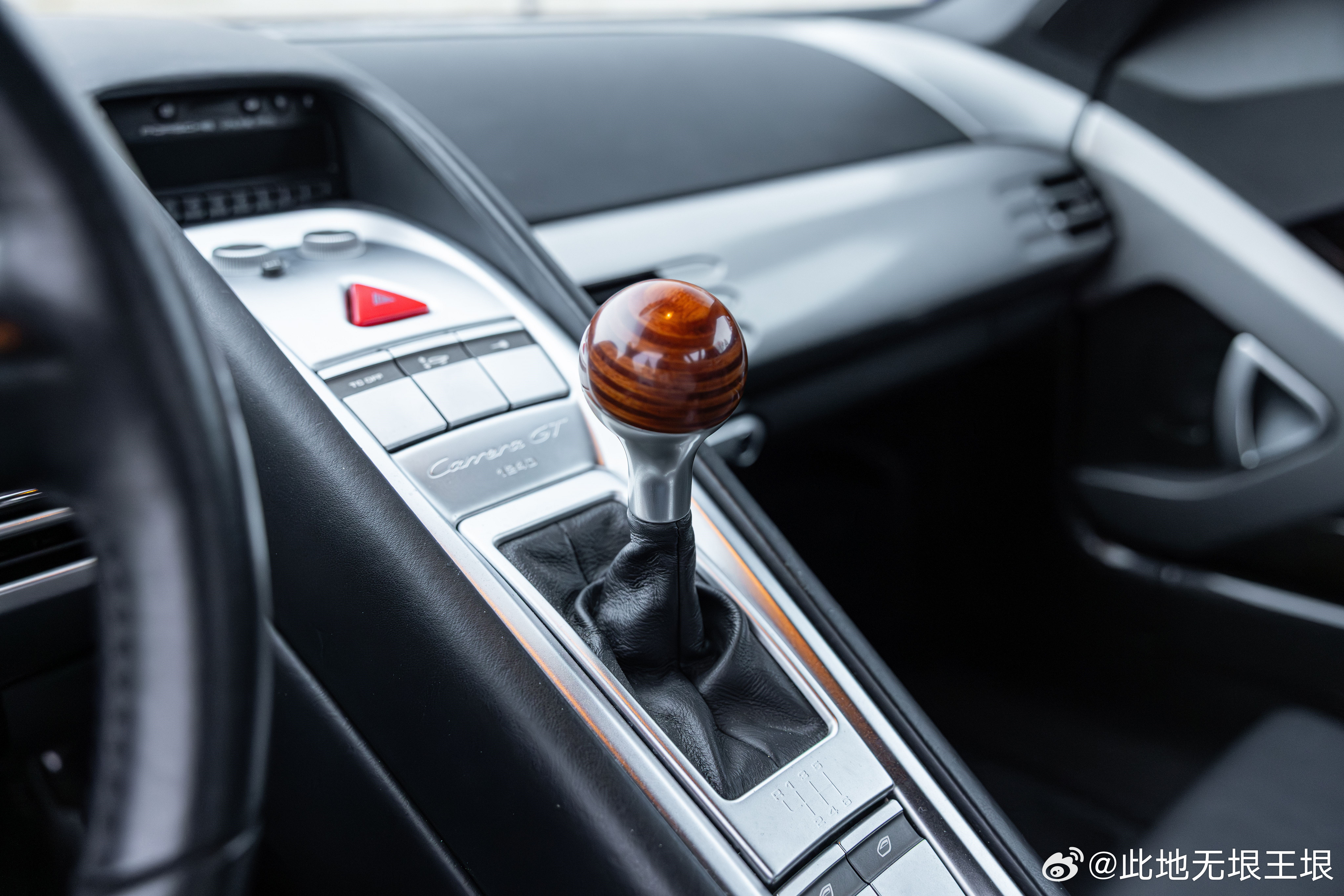 大V聊车保时捷CarreraGT于2000年巴黎车展首次以概念车身份亮相，在