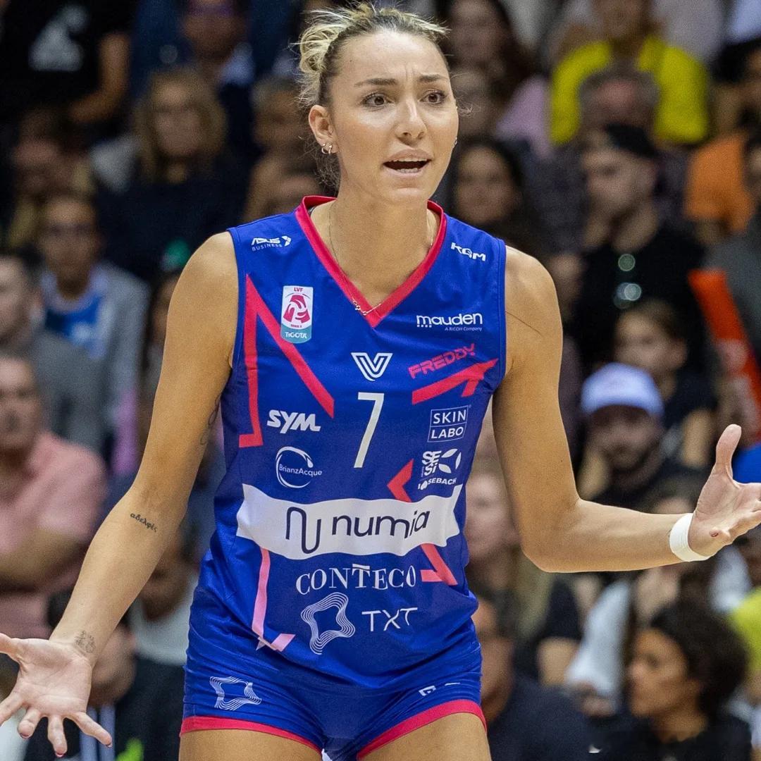 📊欧冠女排小组赛结束后，边攻的扣球有效率排名👇；朱婷高居榜首、且是有效率唯