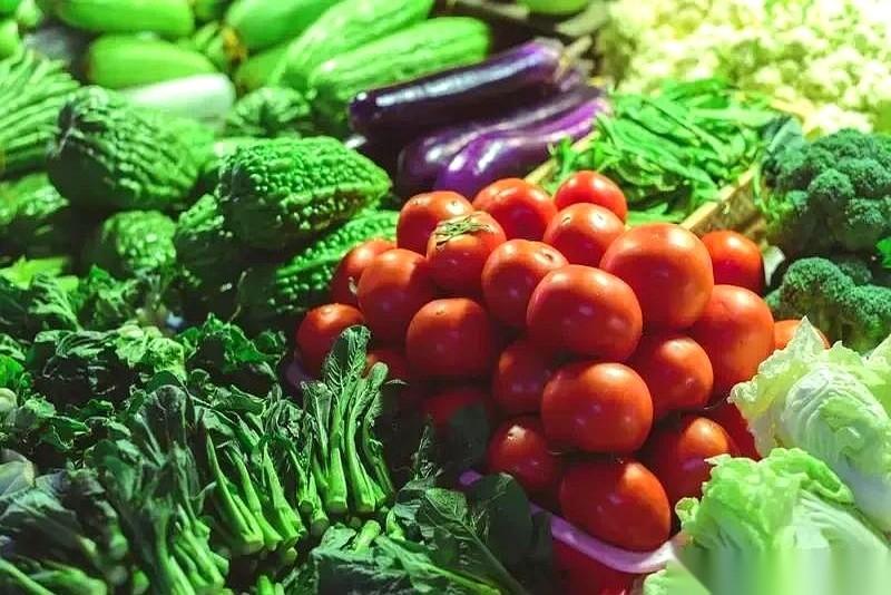 我一朋友去换身份证，换不了。你猜为啥？警察说，她手上没有指纹了。真的，活久