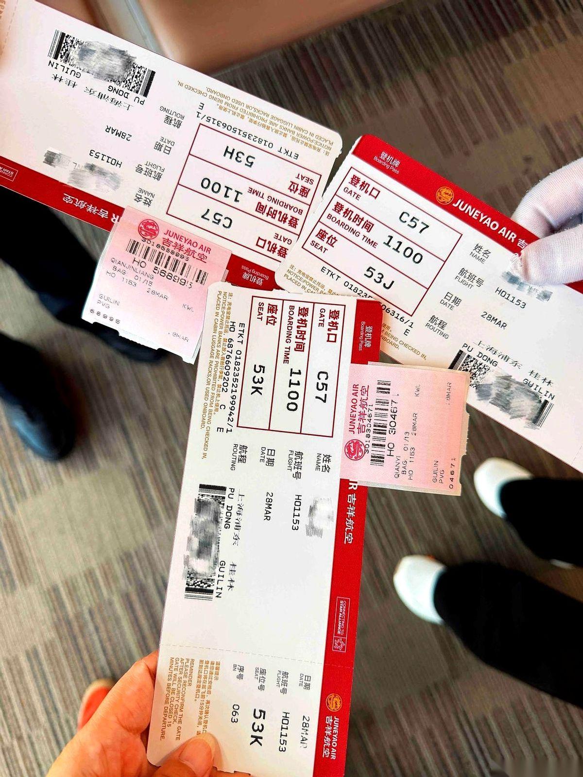 手指在“确认”键上悬了半天，脑子里突然闪回一个画面：我爸妈，站在日韩邮轮的甲板上