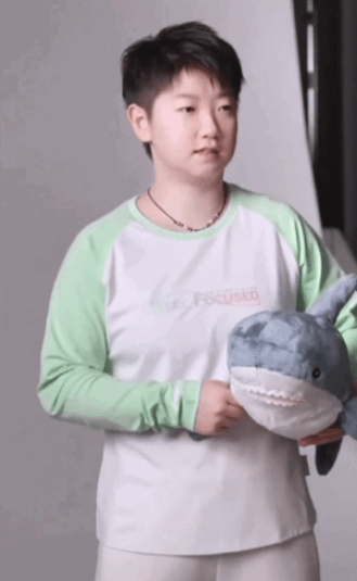 李宁最新更新，原来莎莎是拍摄结束直接去了机场。中午莎莎在北京机场出发，当时还