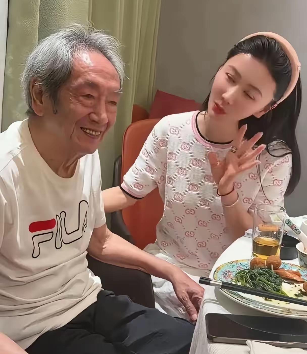 王奎荣的可怜相格外让人感慨！一位白发苍苍的80岁老人，和小自己37岁的妻子相守已